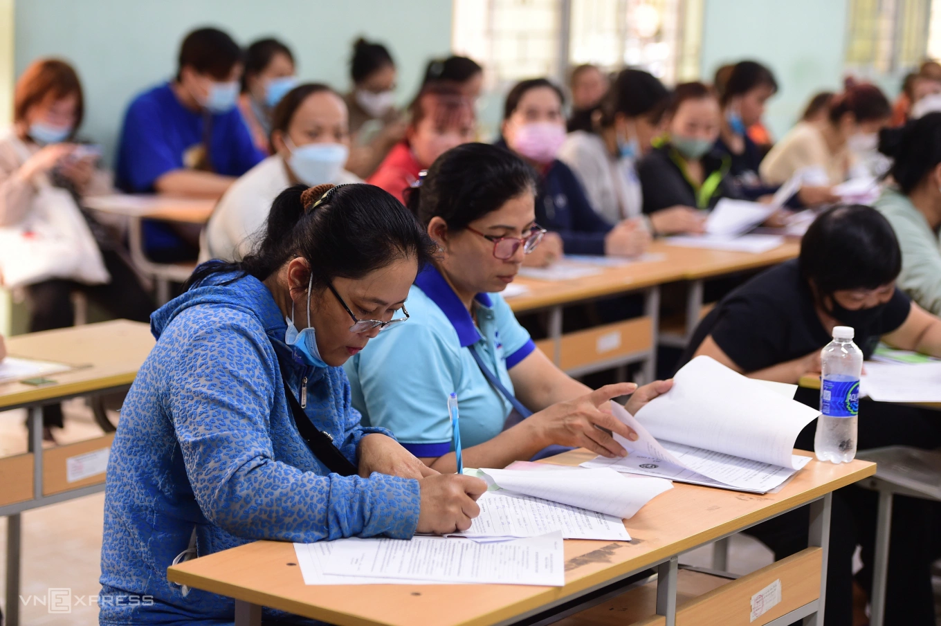 Lao động trung niên tìm việc nhiều nhưng thị trường tuyển ít