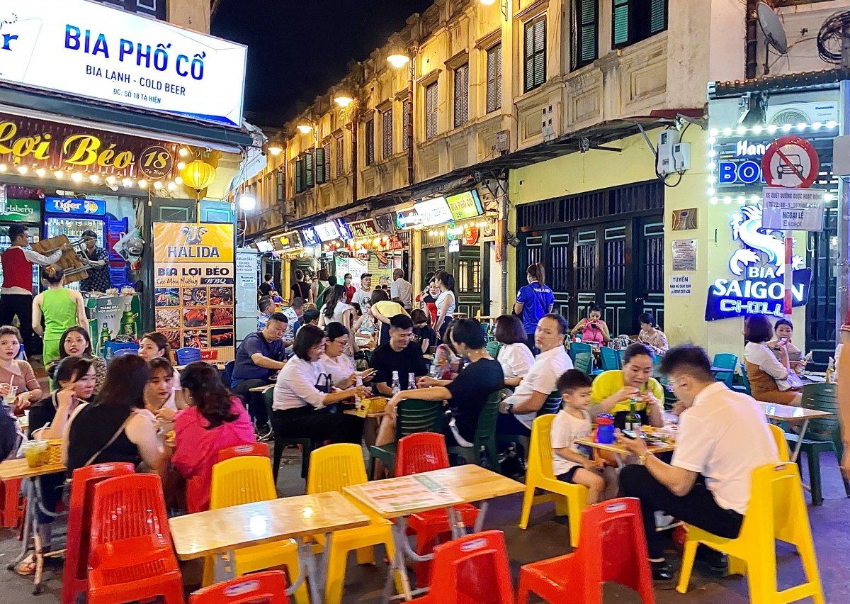 Nhân Viên Phục Vụ Quán Bia