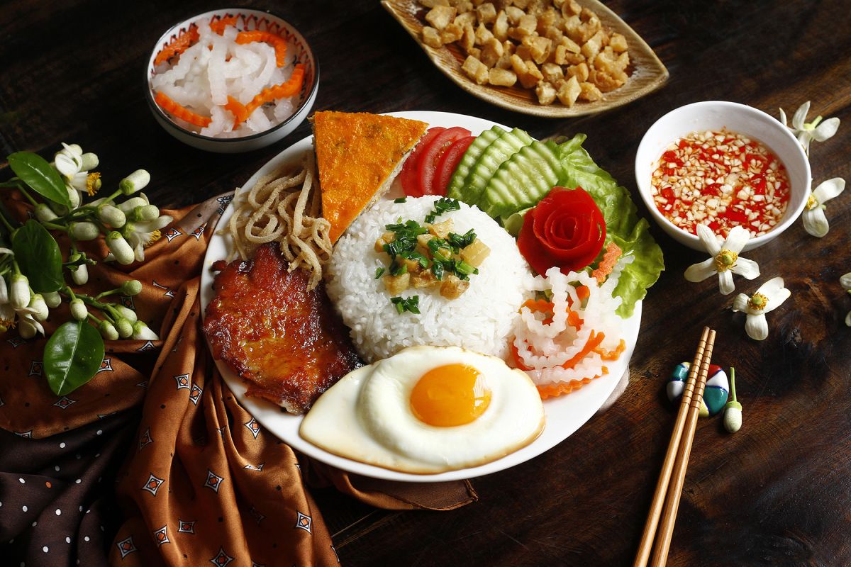 Phục Vụ Quán Cơm Tấm